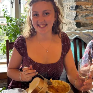 Cathrin yn bwyta